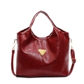 Minimalistische weinrote Beuteltasche aus glänzendem Lackleder mit goldenem Logo - Burgunderrot