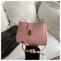 Vue détaillée d'un sac bandoulière rose avec fermoir bronze et sangle nouée - Rose