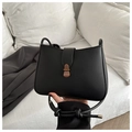 Gros plan du sac en cuir noir avec boucle en laiton rétro et détail de sangle nouée - Noir