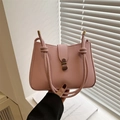 Pink vintage trapezoid shoulder bag with knotted handles and metallic magnetic clasp - Pink