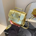 Bolso de mano oro lima metalizado con asa superior y solapa de doble hebilla moda 2025 - Dorado