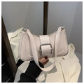 Detalle de bolso sobaco en cuero crema con una gran hebilla de metal plateado - Blanco