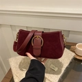 Borsa sottobraccio retrò in pelle scamosciata bordeaux con grande fibbia oro - Rosso