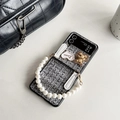 Detalle de funda de tweed gris con cadena de perlas y colgante de oso de diamantes - Samsung ZFlip3 / Tejido Negro