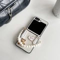 Detalle de funda blanca Samsung Z Flip con cadena de perlas y colgante de oso joya - Samsung ZFlip3 / Beige Tejido