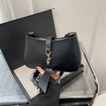Klassische schwarze französische Baguette-Schultertasche mit stilvoller goldener Metallschnalle - Schwarz