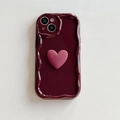 Dettaglio custodia iPhone rosso bordeaux con bordi a onda e cuore 3D in silicone - iPhone 7/8/SE 2020 / Stile Cuore (Rosso Vino)