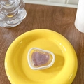 Détail du support de téléphone en cœur avec cœur en résine violette sur une assiette jaune - Violet