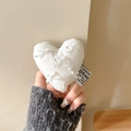 Dettaglio ravvicinato del supporto a cuore in peluche bianco con mini fiocchi - Cuore Fiocco - Bianco
