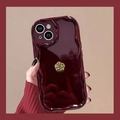 Dettaglio custodia bordeaux con bordo ondulato e ornamento in metallo a rosa d'oro - Rosso Vino (Camelia Bordo Ondulato) / iPhone 7/8/SE 2020