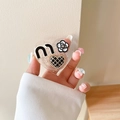 Nahaufnahme Handyhalterung Herzform mit Goldfolie, Kamelie und 3D-M-Buchstaben - Helles Goldfolie M Kamelie