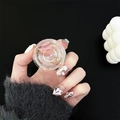 Dettaglio del supporto cellulare trasparente con glitter argento e motivi celesti dorati - Pianeta Luna Rosa