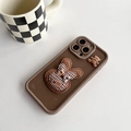 Dettaglio custodia iPhone marrone con coniglio e orsetto in peluche 3D su bianco - Coniglietto di Peluche Stellato Caffè al Latte / iPhone 7/8/SE 2020