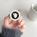 Dettaglio del supporto per telefono con tulipano bianco in rilievo per uno stile minimal - Bordo Tondo Goccia di Colla Tulipano