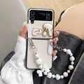Détail de la coque tissée avec chaîne de perles et breloque lapin pour le Samsung Z Flip - Lapin Blanc (Pocket2)
