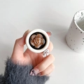 Dettaglio del supporto per telefono a forma di rosa marrone tenuto in mano con tazza - Bordo Tondo Goccia di Colla Rosa Sfumata