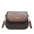 Bolso bandolera retro con solapa de cuero marrón y patrón de monograma clásico - café
