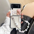 Détail de coque Galaxy Z Flip avec lapin rose, cœur et dragonne en perles colorées - Lapin Rose (Pocket2)