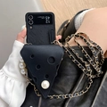 Detalle de funda Z Flip 5 con dije de queso triangular, perlas y correa de cadena - Negro (Cartera de Queso de Grano Cruzado) / Samsung ZFlip3