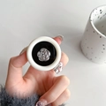 Dettaglio del supporto per telefono a forma di camelia in elegante bianco e nero - Bordo Tondo Goccia di Colla Camelia Galvanizzata
