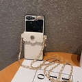 Witte telefoonhoes met litchi-patroon, gegolfde randen, kaartvak en gouden bloemsluiting - Wit / Samsung ZFlip3