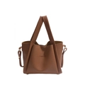 Borsa a secchiello marrone con trama litchi, stampa Fashion e manico largo su sfondo bianco - Marrone