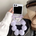 Detail der klaren Klapphülle mit lila Bärenspiegel und flauschiger Perlenkette - Bärenspiegel Plüschball Armband (Dreiteilige Hartschale) / Lila / Samsung ZFlip3