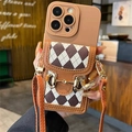 Custodia iPhone a tracolla con portafoglio a scacchi marroni e dettaglio morsetto - Tracolla per Portafoglio a Scacchi Marrone / iPhone 7/8/SE 2020