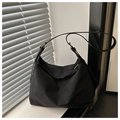 Detail des verstellbaren Riemens und der Metallschnalle an dieser schwarzen Hobo-Tasche - Schwarz