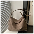 Detail der dunkelbraunen Wildleder-Hobo-Tasche mit verstellbarem Gurt und Vintage-Beschlag - Khaki