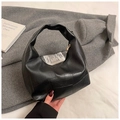 Detail einer schwarzen gewebten Hobo-Tasche mit feiner Lederkörnung und goldenem Zipper - Schwarz