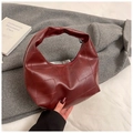 Dettaglio della borsa hobo bordeaux con cuciture a quadri su pelle sintetica liscia - Borgogna