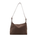 Minimalistische große dunkelbraune Wildledertasche mit verstellbarem Gurt auf Weiß - Braun