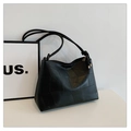 Dettaglio della borsa tote in pelle nera con motivo orsetto a rilievo e finiture dorate - Nero