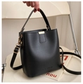 Minimalistische schwarze Bucket Bag aus PU-Leder mit goldener Hardware und Tragegriff - Schwarz