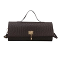 Dunkelbraune gewebte Handtasche in Rechteckform mit goldener Hardware und Schultergurt - Braun