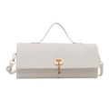 Minimalistische weiße Tasche mit Flechtstruktur, goldener Schnalle und Anhänger - Weiß