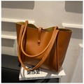 Grande borsa tote in ecopelle marrone caramello con fodera a contrasto giallo-verde - Cuoio