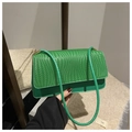 Detalle de la textura tejida verde brillante y acabado de cuero PU liso del bolso - Verde