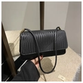 Detalle de la textura trenzada negra y superficie de cuero sintético liso del bolso de mujer - Negro