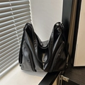 Borsa tote minimalista in morbida pelle nera con cerniere argentate e tracolla - Nero