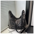 Detail der hobo-tasche mit leopardenmuster, schmetterlings-patch und schnürung aus leder - Schwarz