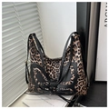 Detailansicht der Schultertasche mit Leopardenmuster, schwarzer Schleife und Schnürung - Khaki