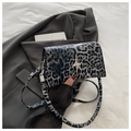 Dettaglio della borsa leopardata blu con fibbia a stella in argento e pelle PU - Stampa Leopardata Nero