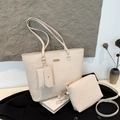 Ensemble sac cabas beige 3 pièces en similicuir avec pochette interne et breloque - Ensemble Avec Sacoche Et Pochette / Blanc Cassé