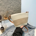 Bolso saco de paja de estilo francés con correa de cuero marrón y rayas tejidas - Beige