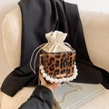 Borsa a secchiello leopardata con manico di perle e catena dorata su giacca - Marrone