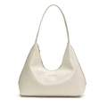 Minimalistische Hobo-Tasche in Cremeweiß aus glattem Kunstleder mit Markenlogo - Weiß
