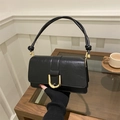 Borsa sottobraccio retrò in ecopelle nera con fibbia a U dorata e dettaglio tracolla annodata - Nero