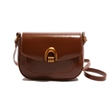 Borsa a sella minimalista marrone scuro con finitura lucida e fibbia ad arco dorata - Marrone